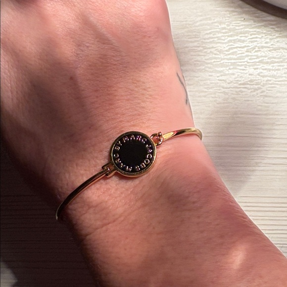 Marc Jacobs Gold/Black Enamel Hinge clip bracelet like new - Picture 5 of 10